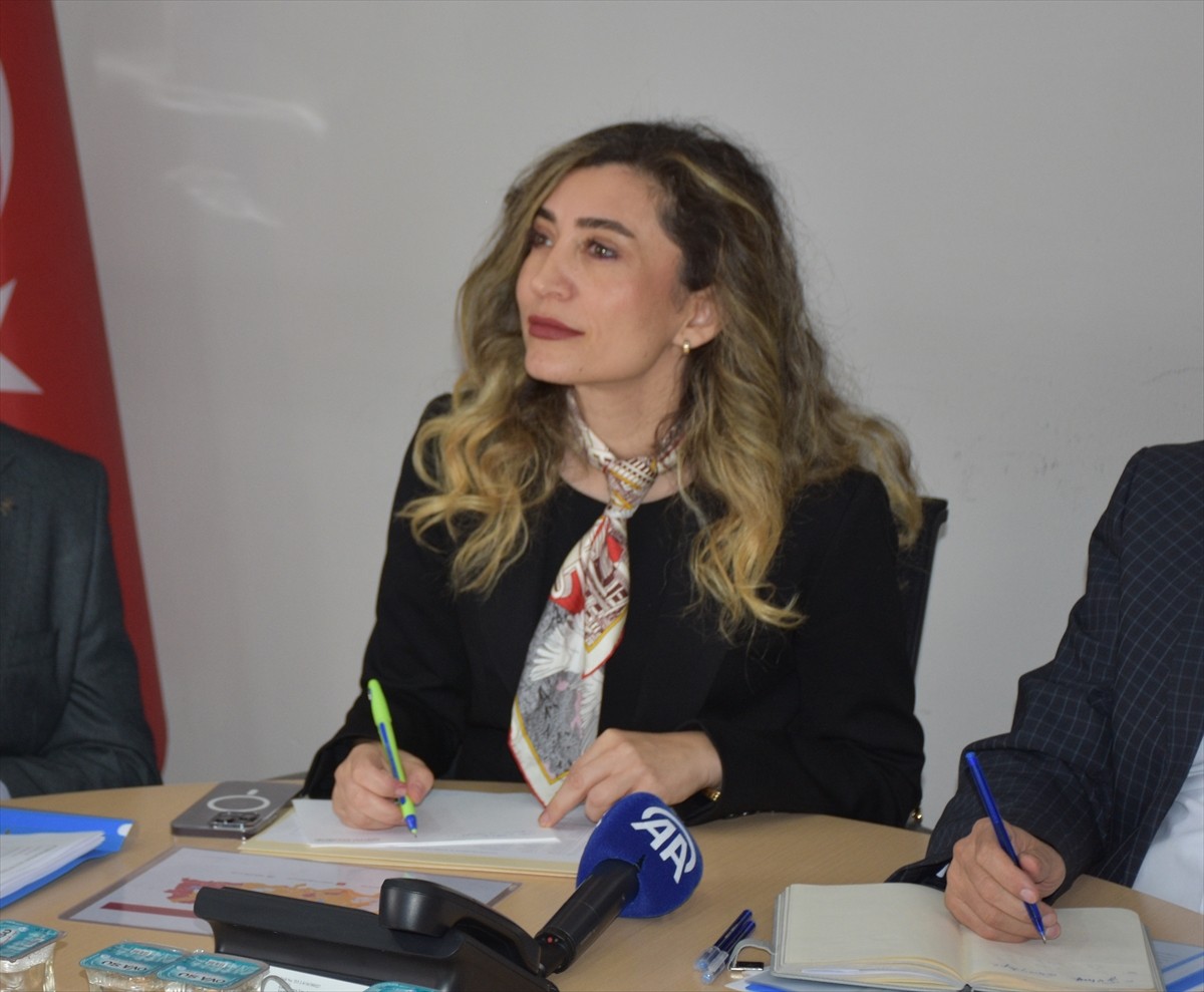 Afyonkarahisar Vali Yardımcısı Ali Uysal (sağda) ve İçişleri Bakanlığı Bakan Müşaviri Esma Ersin...