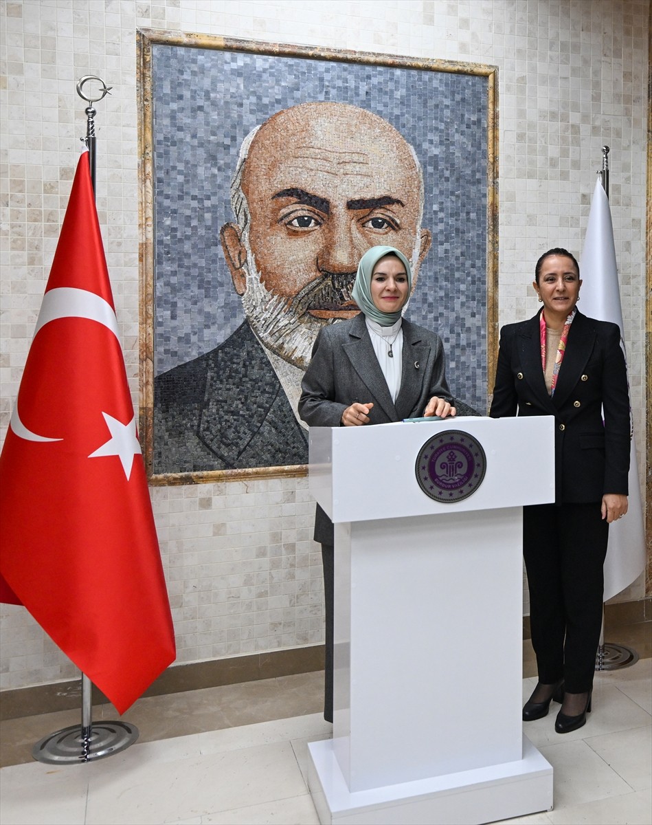 Aile ve Sosyal Hizmetler Bakanı Mahinur Özdemir Göktaş, Burdur Valiliği'ne ziyarette bulundu. Vali...