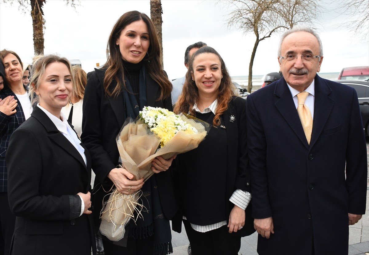 AK Parti Genel Başkan Yardımcısı Çiğdem Karaaslan (sol 2), Samsun'un Atakum ilçesinde düzenlenen...