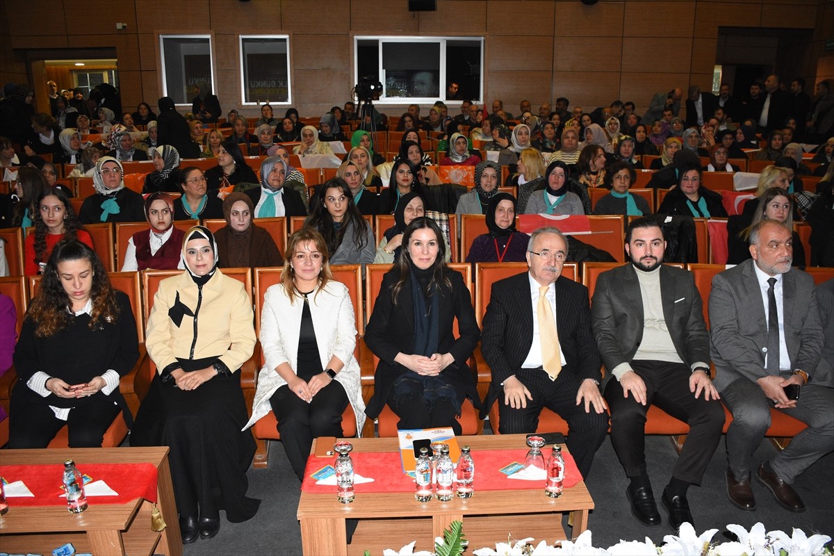 AK Parti Genel Başkan Yardımcısı Çiğdem Karaaslan (sol 2), Samsun'un Atakum ilçesinde düzenlenen...