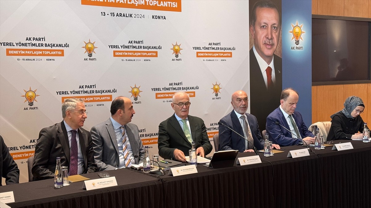 AK Parti Genel Başkan Yardımcısı ve AK Parti Yerel Yönetimler Başkanı Yusuf Ziya Yılmaz (sol 3)...