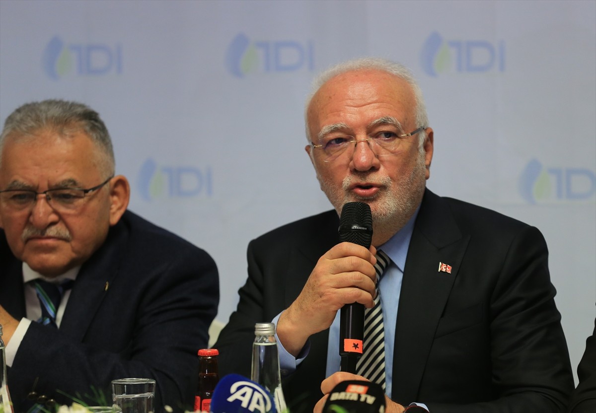 AK Parti Genel Başkanvekili Mustafa Elitaş (ortada), çeşitli temaslarda bulunmak üzere geldiği...