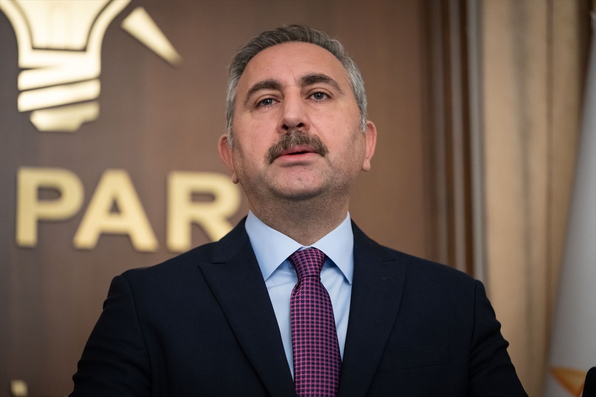 AK Parti Grup Başkanvekili Abdulhamit Gül (ortada), Meclis'te düzenlediği basın toplantısında...