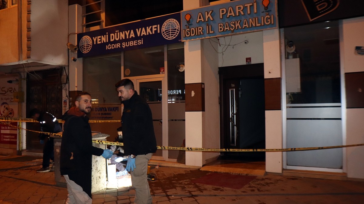 AK Parti Iğdır İl Başkanlığına molotofkokteyli ile saldırı gerçekleştiren 3 şüpheliden ikisi...