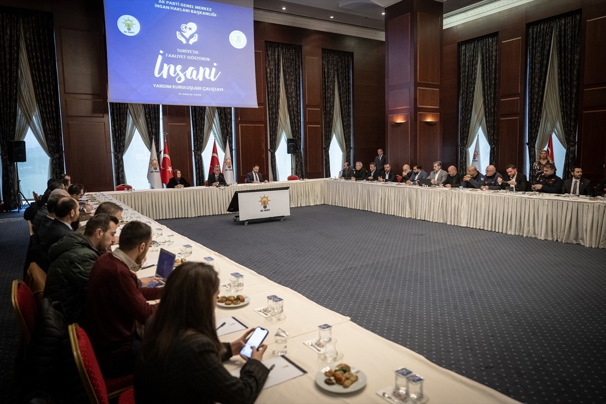 AK Parti İnsan Haklarından Sorumlu Genel Başkan Yardımcısı Hasan Basri Yalçın (solda), parti genel...