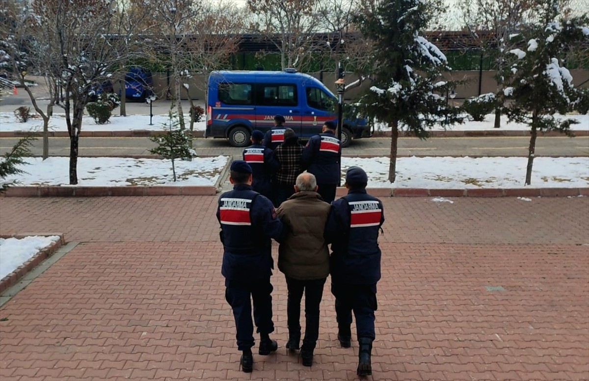 Aksaray merkezli ehliyet sınavında usulsüzlük operasyonunda gözaltına alınana 4 zanlıdan 2'si...