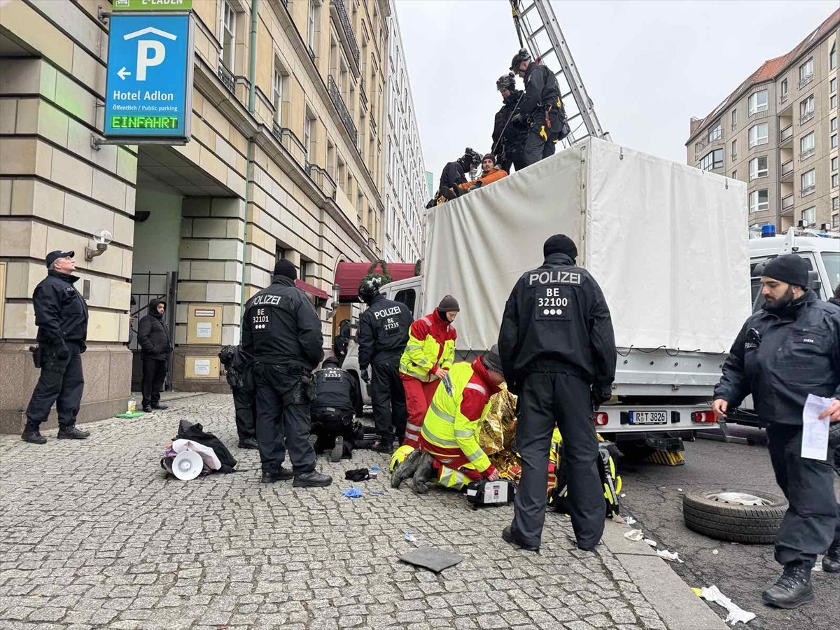 Almanya'da çevre aktivistleri Berlin'de düzenlenen Dünya LNG (Sıvılaştırılmış Doğal Gaz)...