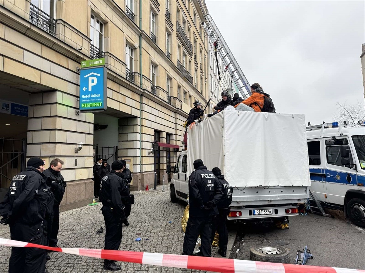 Almanya'da çevre aktivistleri Berlin'de düzenlenen Dünya LNG (Sıvılaştırılmış Doğal Gaz)...