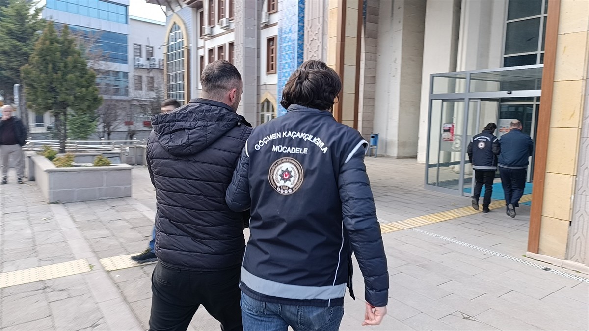 Amasya'da göçmen kaçakçılığı yaptıkları öne sürülen 2 şüpheli tutuklandı.