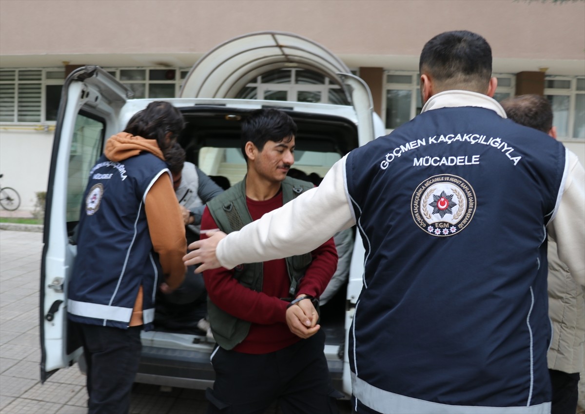 Amasya'da otomobildeki 4 düzensiz göçmen yakalandı, sürücü ile araçtaki bir kişi gözaltına...