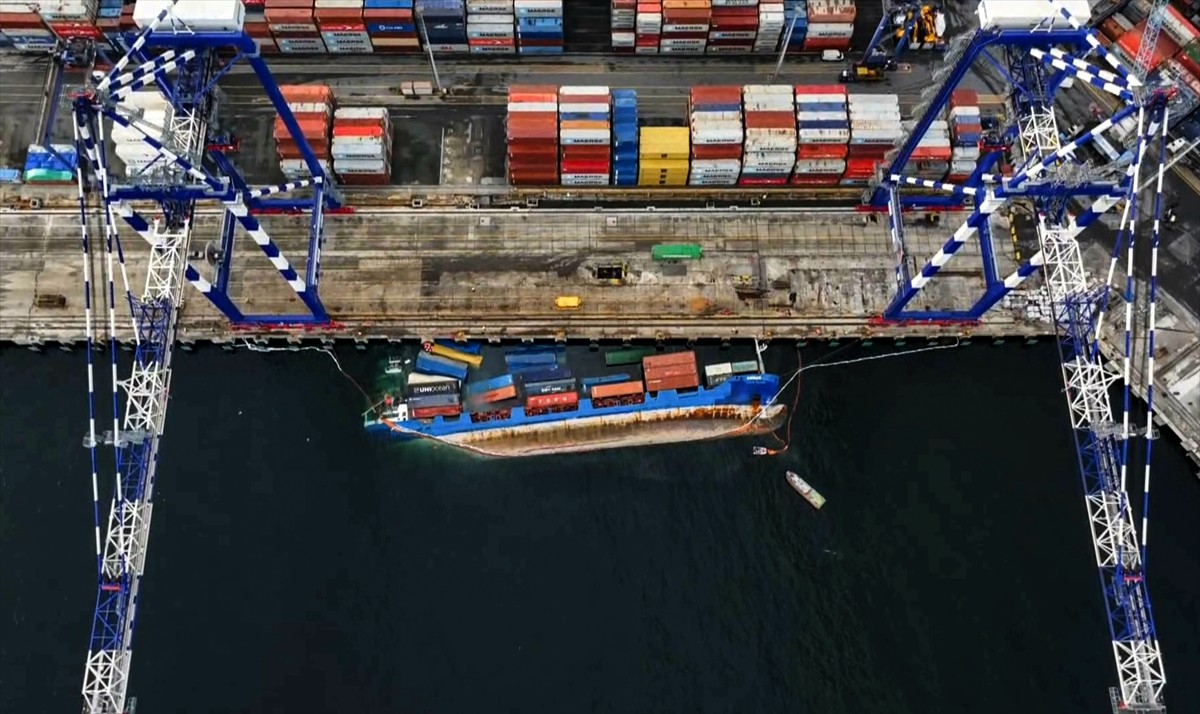 Ambarlı Limanı'nda yükleme yapılırken yan yatan kuru yük gemisindeki 15 personel tahliye...