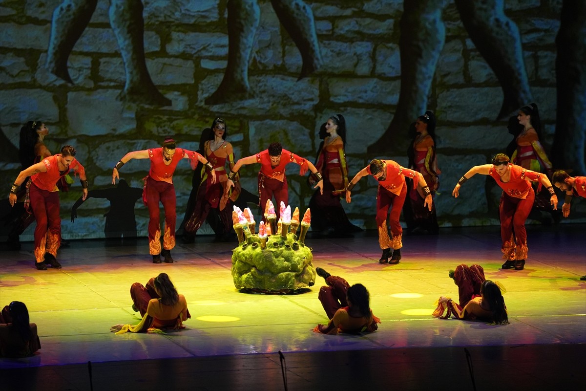 Anadolu'nun binlerce yıllık mitolojik ve kültürel tarihini sahneye taşıyan "Anadolu Ateşi" dans...