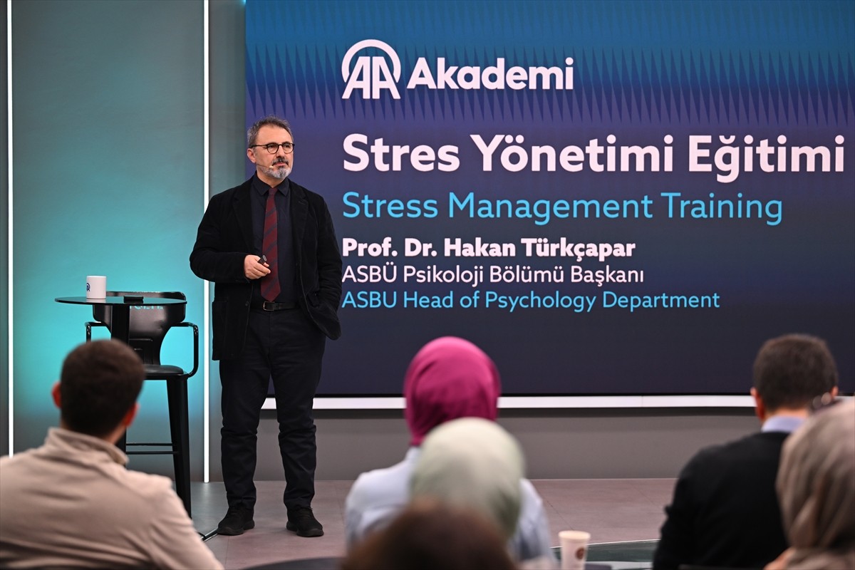 Anadolu Ajansı (AA) Akademi koordinasyonunda "Stres Yönetimi Eğitimi" düzenlendi. AA Atölye'de...