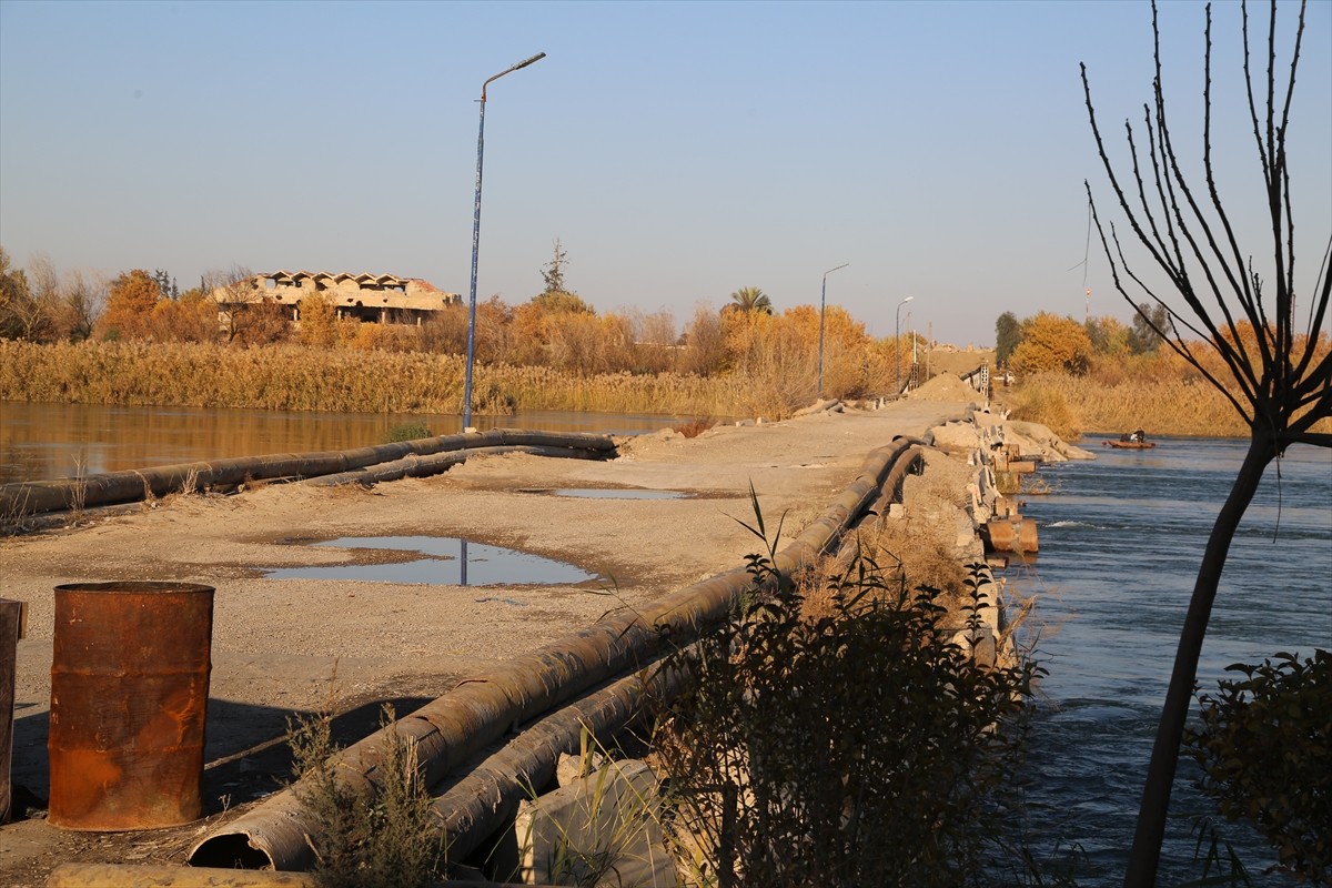 Anadolu Ajansı (AA) ekipleri, rejim güçlerinin saldırılarıyla yerle bir olan Deyrizor şehrinde...