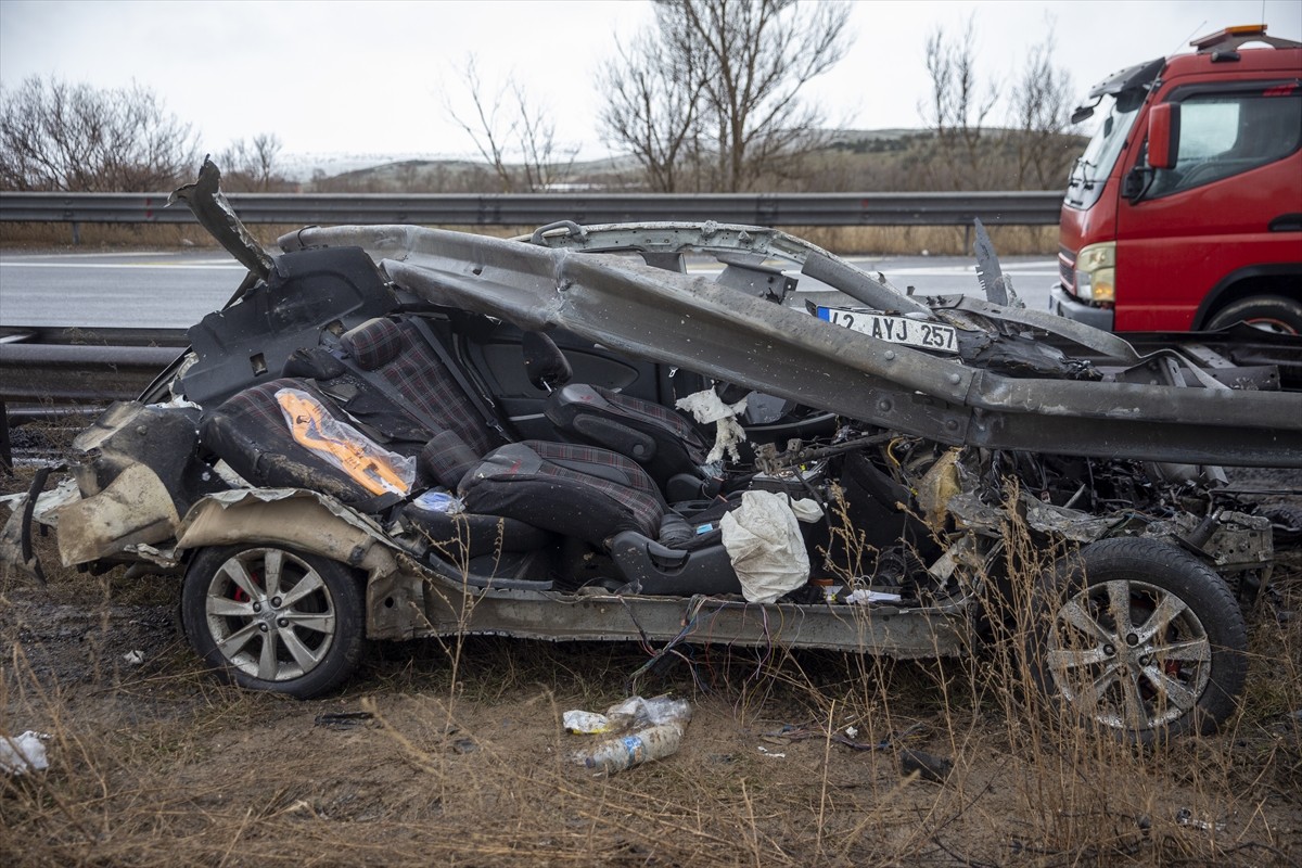 Anadolu Otoyolu'nun Bolu geçişinde kontrolden çıkan otomobilin bariyerlere çarpması sonucu sürücü...