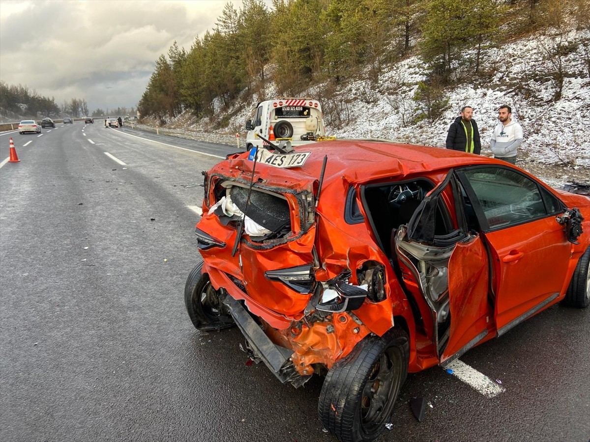 Anadolu Otoyolu'nun Bolu kesiminde iki otomobilin çarpışması sonucu meydana gelen kazada 1 kişi...
