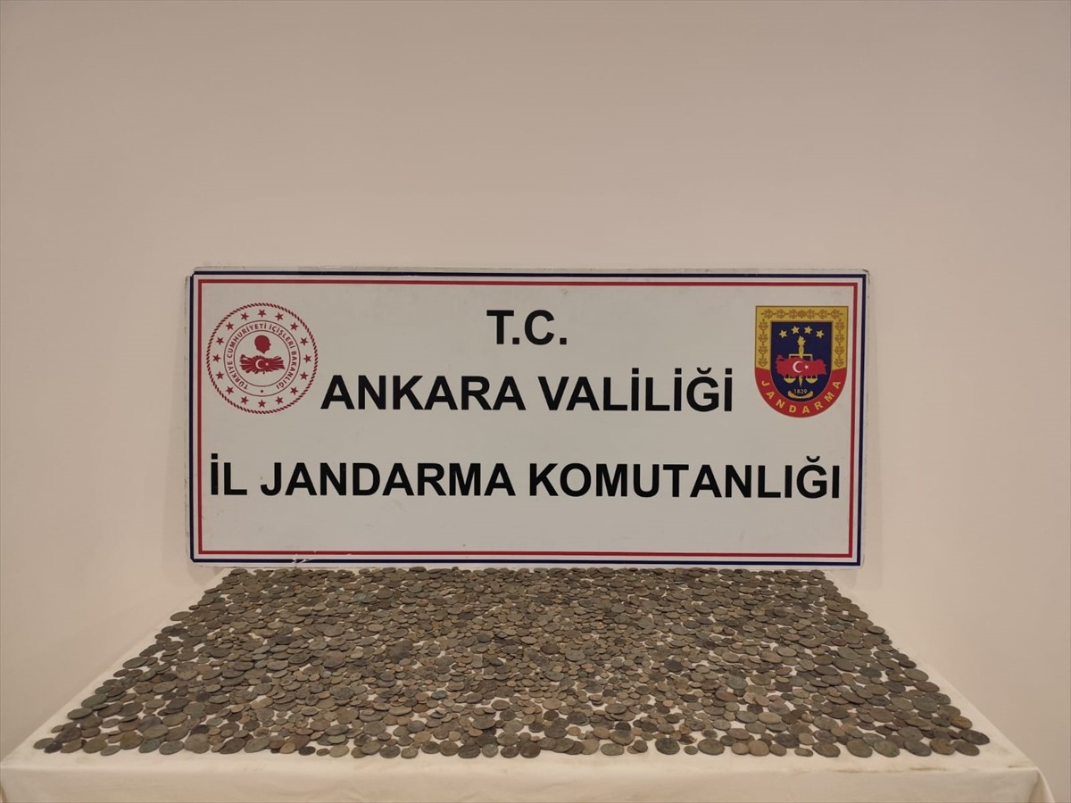 Ankara'nın Etimesgut ilçesinde tarihi eser kaçakçılığı yaptığı öne sürülen 2 şüpheli gözaltına...