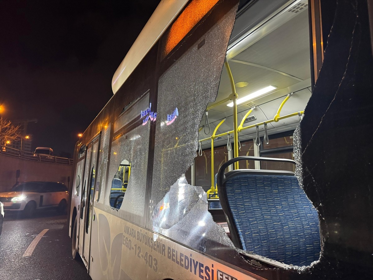 Ankara'nın Pursaklar ilçesinde belediye otobüsünün camlarını kıran şüpheli gözaltına...