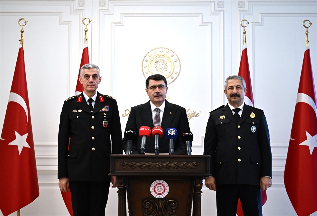 Ankara Valisi Vasip Şahin, yılbaşı dolayısıyla kent genelinde alınacak tedbirlere ilişkin Ankara...