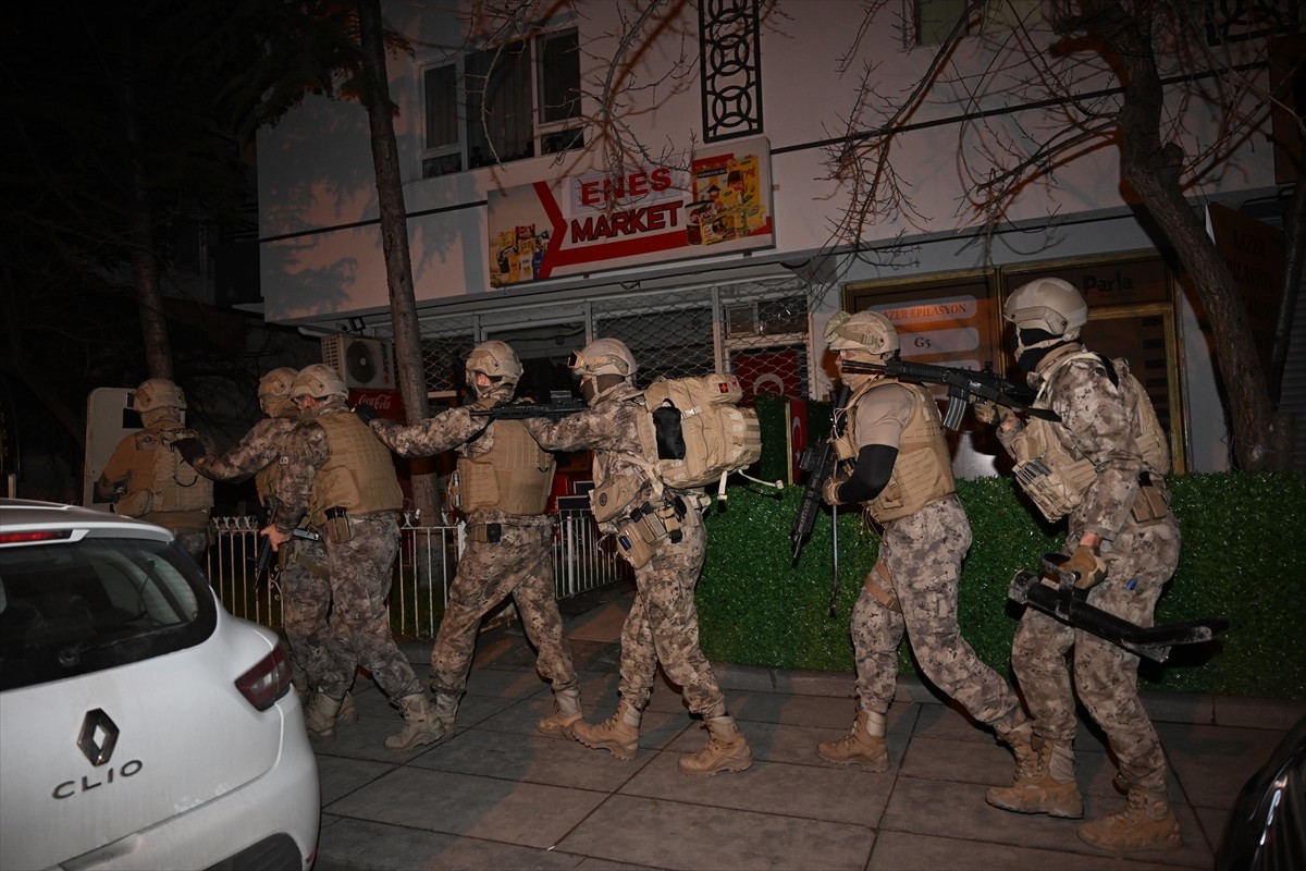 Ankara ve Diyarbakır'da düzenlenen "Demir Kıran-1" operasyonunda uyuşturucu madde ticareti yaptığı...