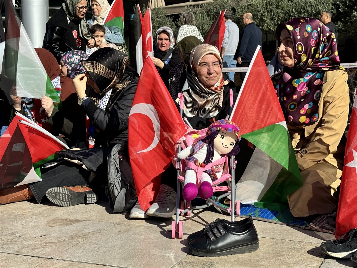 Antalya'da, "Dünya Şehit Çocuklar Günü" kapsamında İsrail'in Filistin'e yönelik saldırıları...