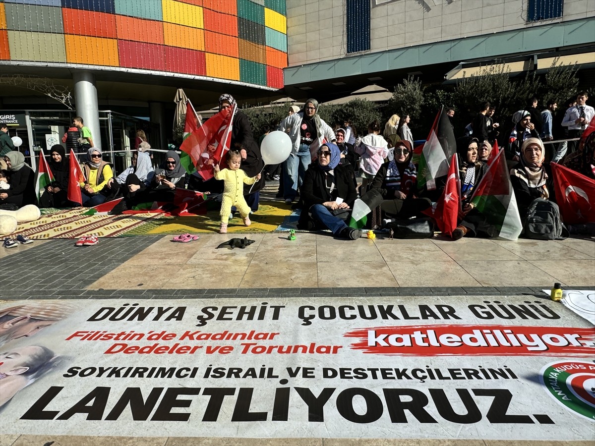 Antalya'da, "Dünya Şehit Çocuklar Günü" kapsamında İsrail'in Filistin'e yönelik saldırıları...