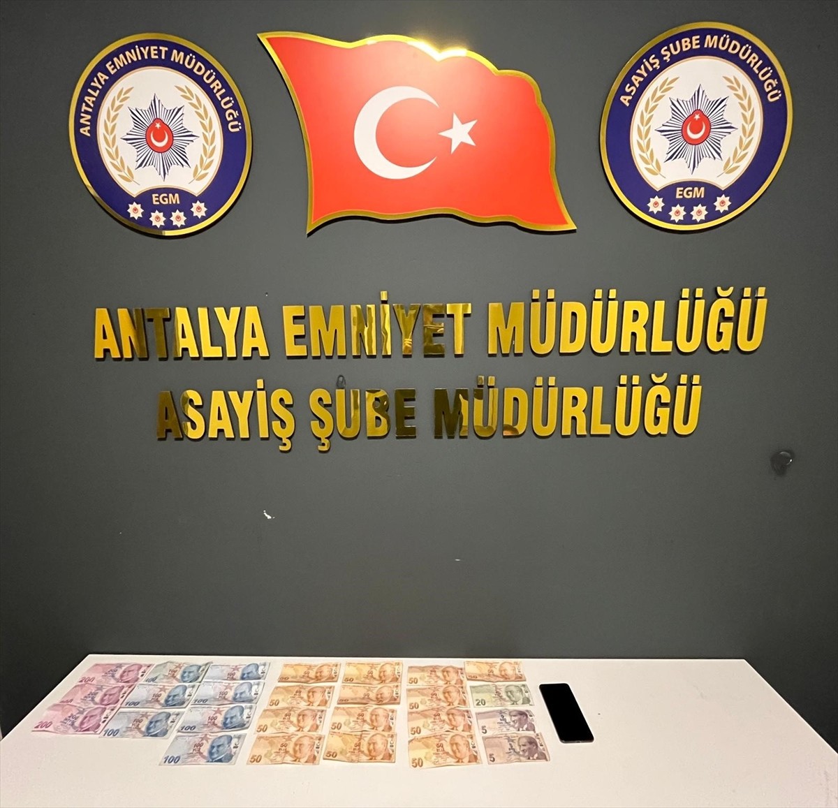 Antalya'da telefonda kendisini polis olarak tanıttığı kişiden 700 bin lira değerindeki döviz ve...