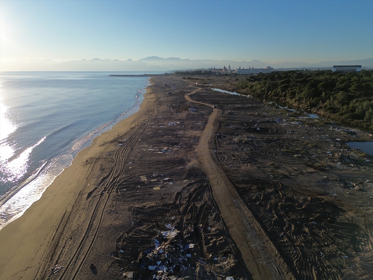 Antalya'nın Aksu ilçesinde 5 yıldızlı otellere yakın bölgedeki Kumköy Sahili, yaz aylarında tatil...