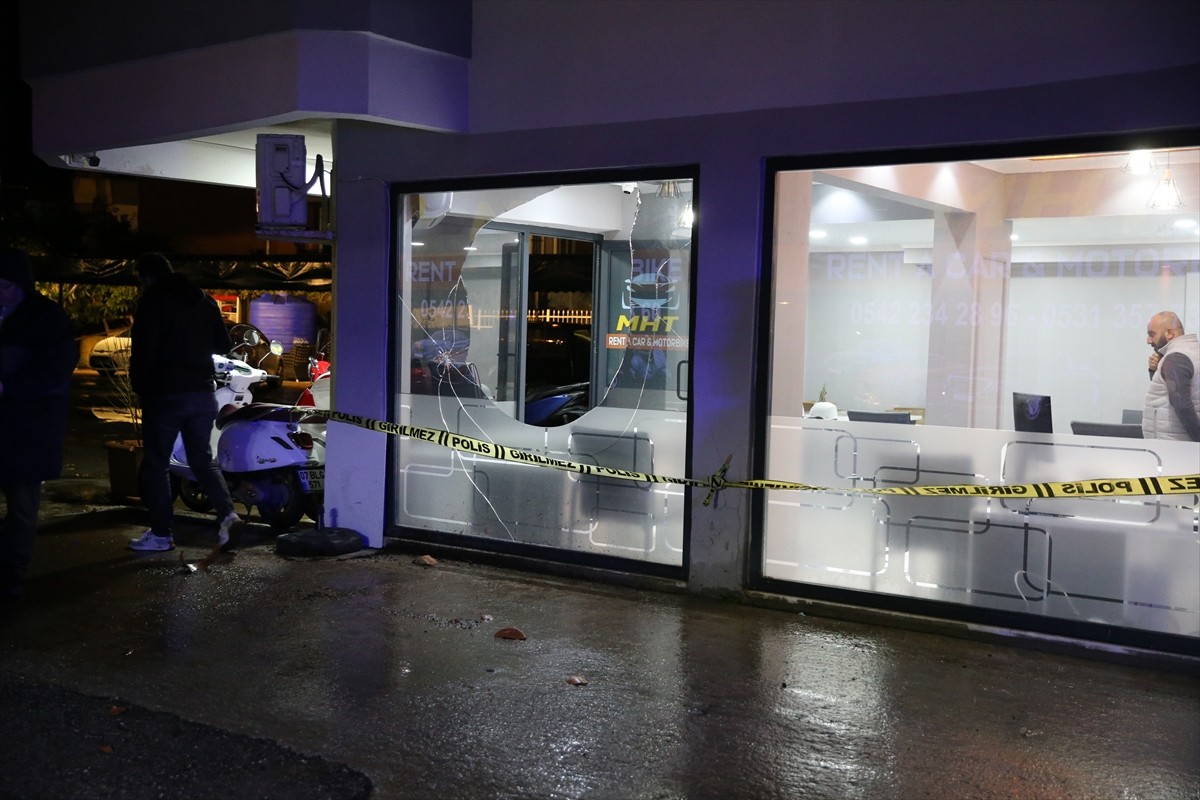 Antalya'nın Alanya ilçesinde araç kiralama firmasının ofisine silahlı saldırı düzenlendi. Polis...