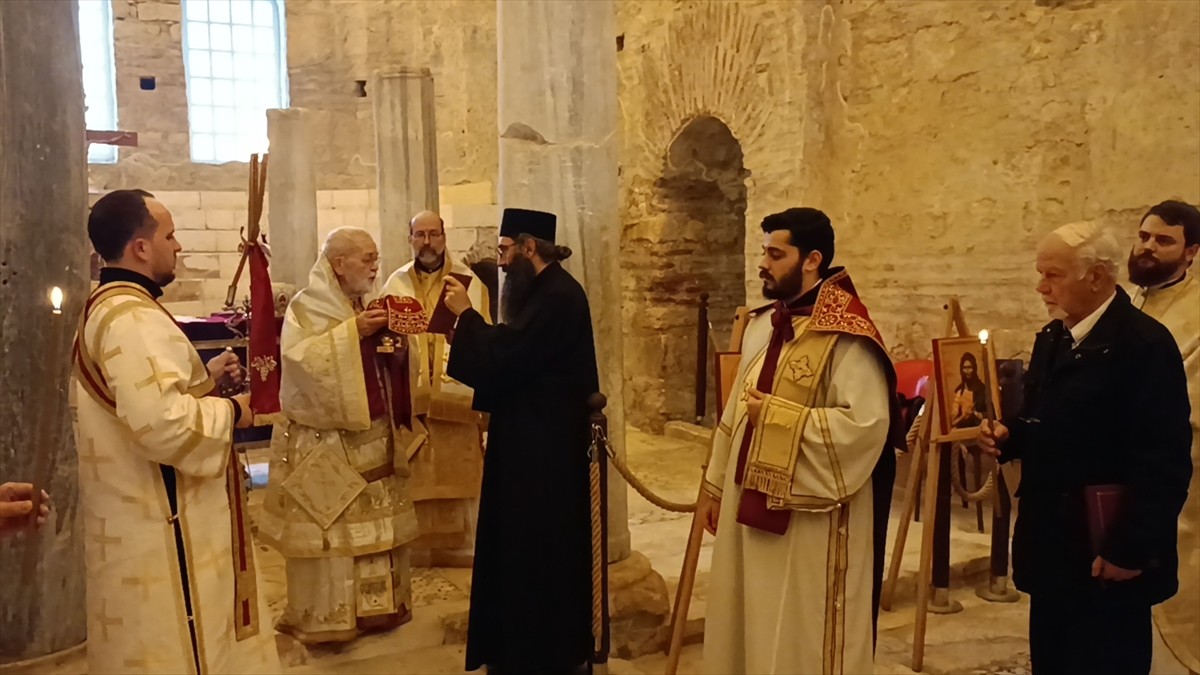 Antalya'nın Demre ilçesinde bulunan Aziz Nikolaos Anıt Müzesi ve Kilisesi'nde, "Noel Baba" adıyla...