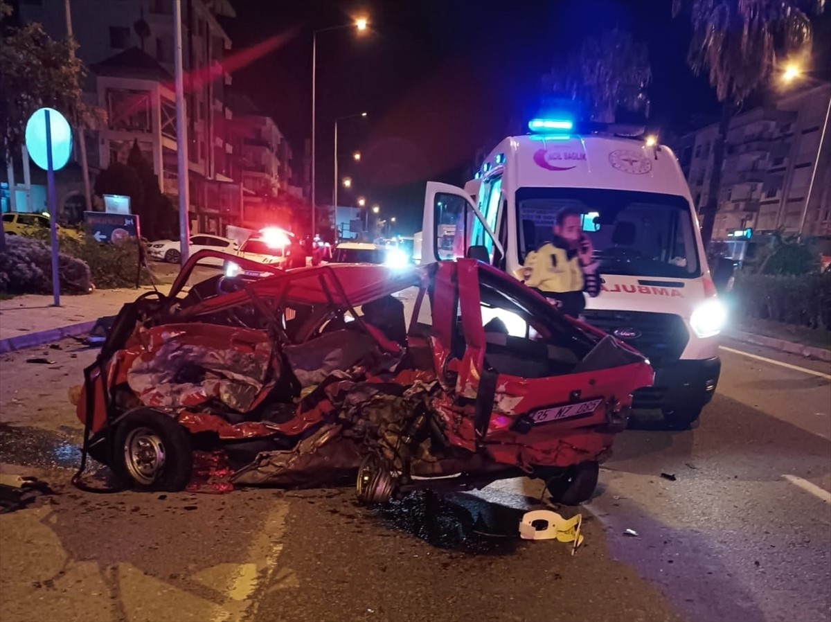 Antalya'nın Gazipaşa ilçesinde iki otomobilin çarpışması sonucu 1 kişi öldü, 1 kişi yaralandı....