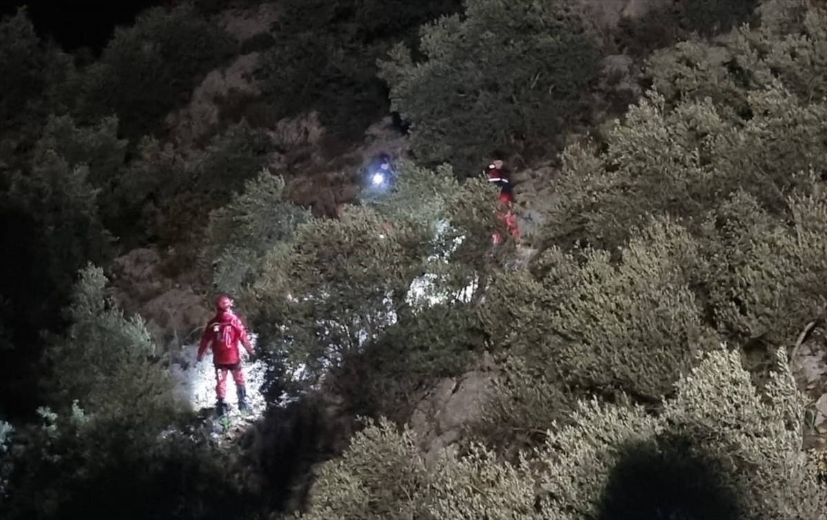 Antalya'nın Kaş ilçesinde, dağlık alanda mahsur kalan 3 kişi ekiplerce kurtarıldı.