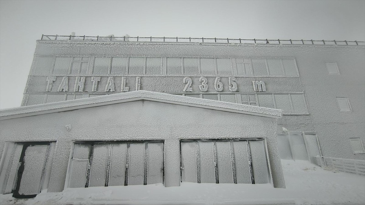 Antalya'nın Kemer ilçesinde Olympos Teleferik ile ulaşılan Tahtalı Dağı'nda kar kalınlığı 80...