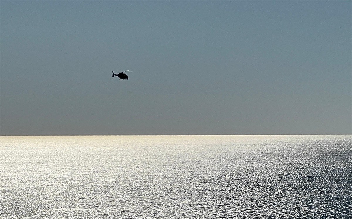 Antalya'nın Muratpaşa ilçesinde otomobille falezlerden denize düşerek kaybolan genci arama...
