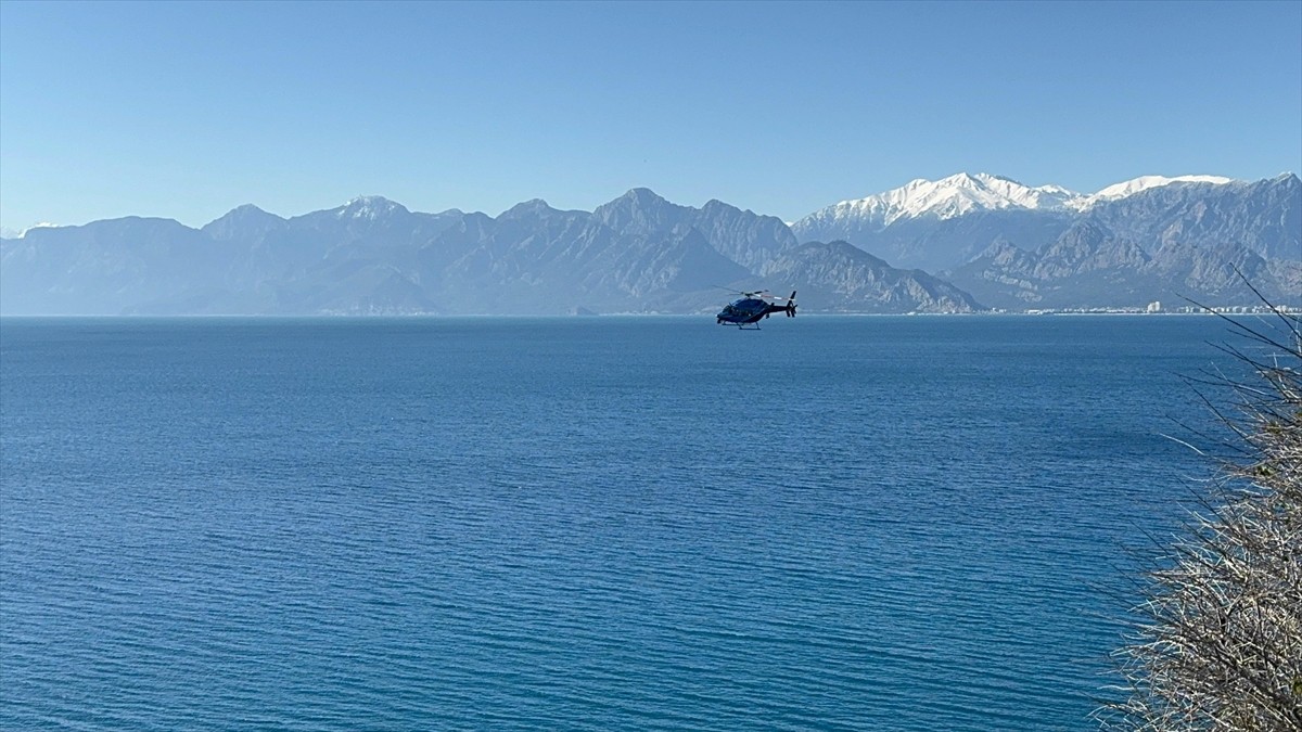 Antalya'nın Muratpaşa ilçesinde otomobille falezlerden denize düşerek kaybolan genci arama...