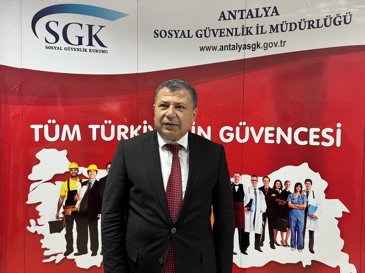 Antalya Sosyal Güvenlik Kurumu (SGK) Müdürü Mehmet Tanrıöver, İl Müdürlüğünden düzenlediği...