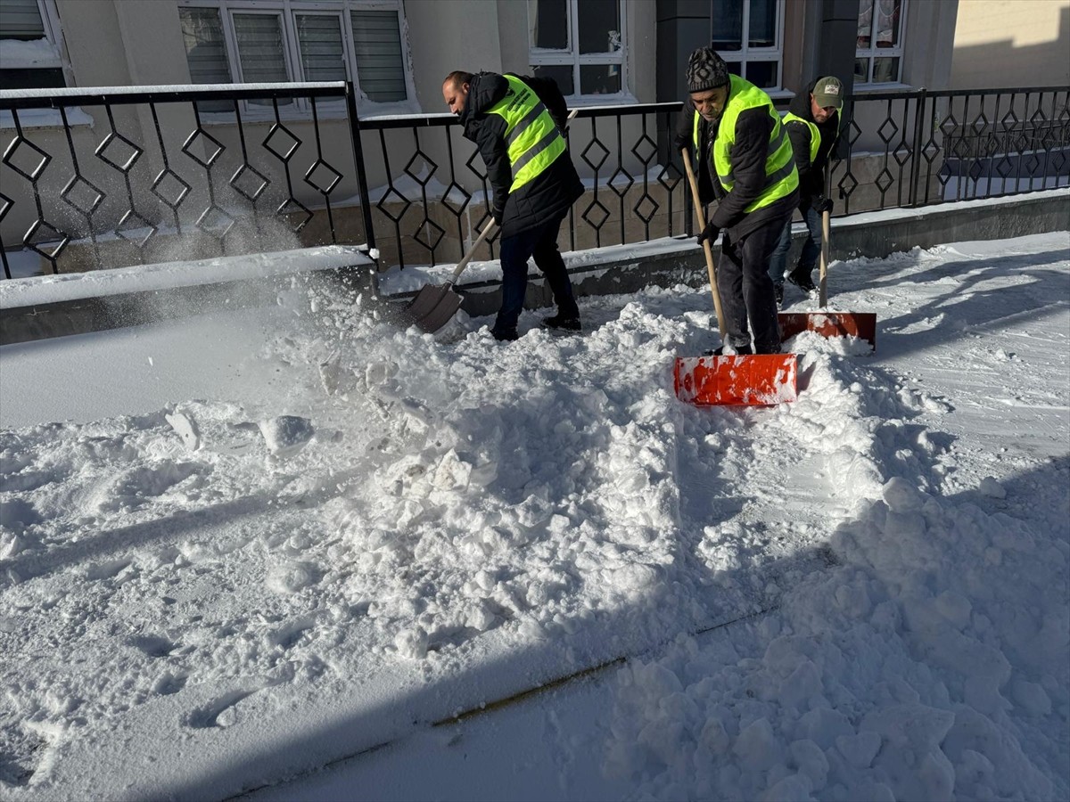 Ardahan'da kar yağışı ve soğuk hava etkili oldu.