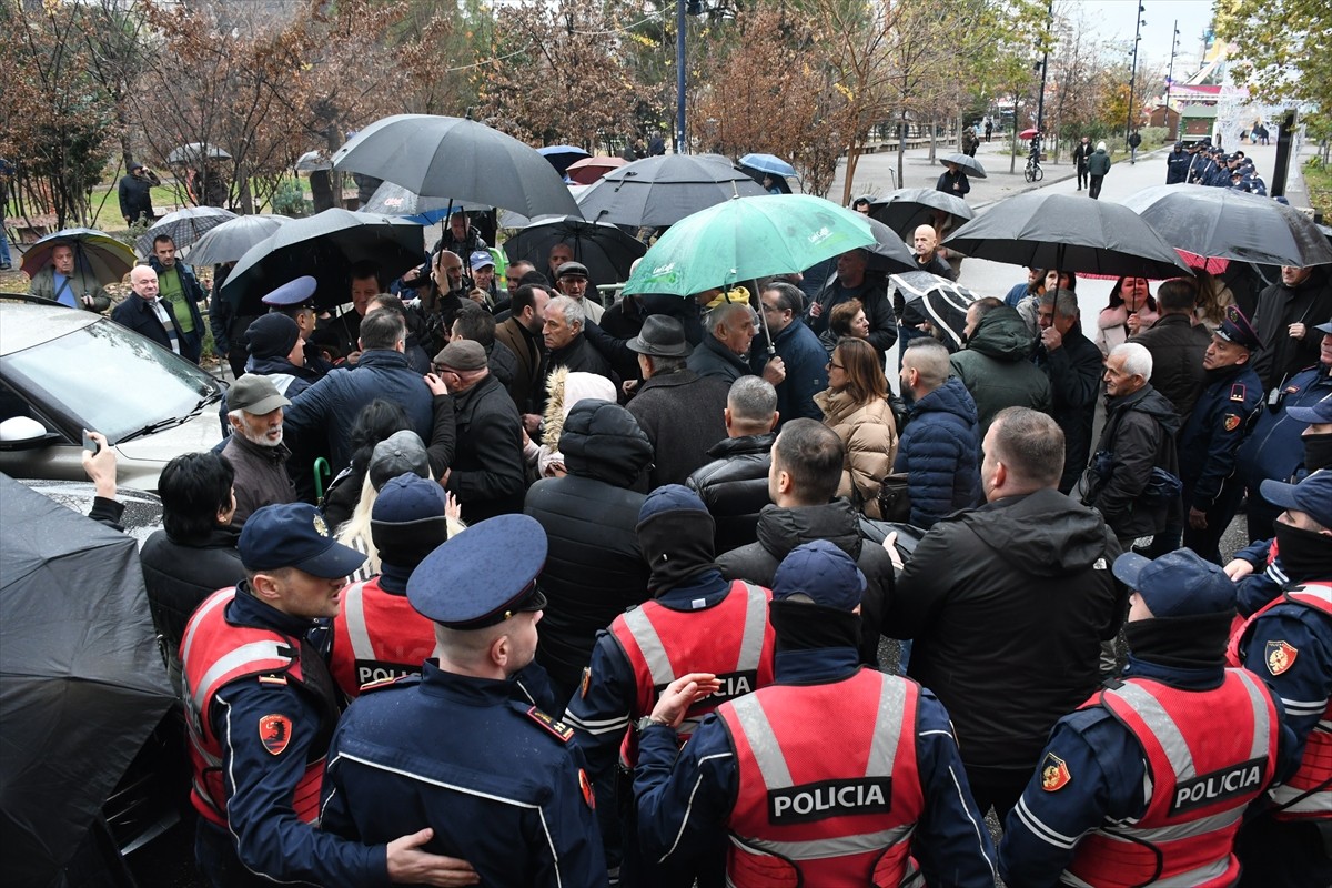 Arnavutluk'un başkenti Tiran'da belediyedeki yolsuzluk iddialarına yönelik aylardır süren...