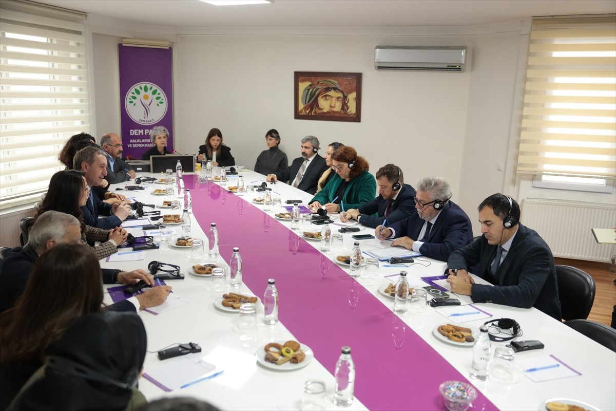 Avrupa Parlamentosu Türkiye Raportörü Nacho Sanchez Amor (sağ 2) ve beraberindeki heyet, DEM...