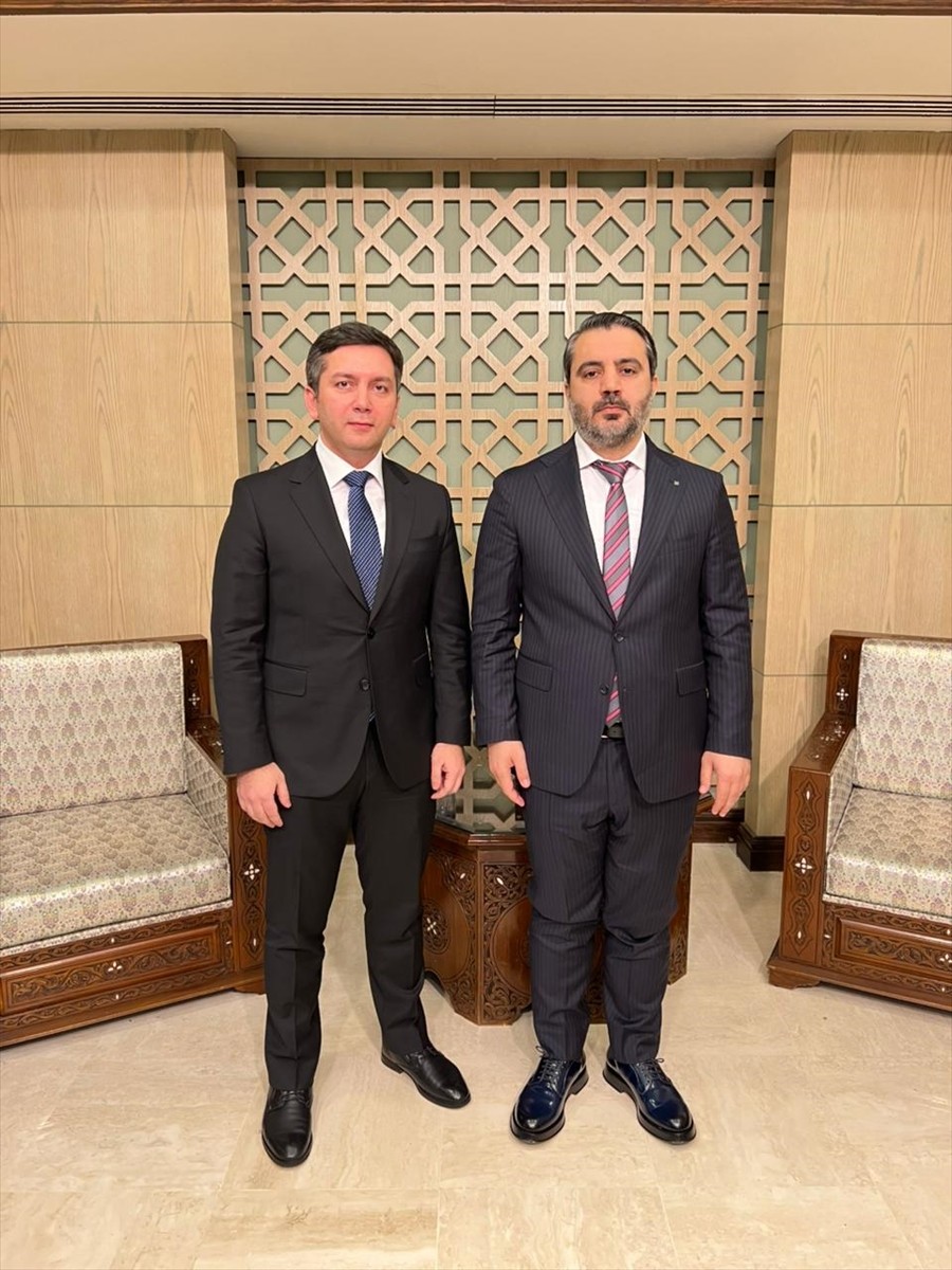 Azerbaycan Dışişleri Bakan Yardımcısı Yalçın Refiyev (solda), Suriye geçici hükümetinin Dışişleri...