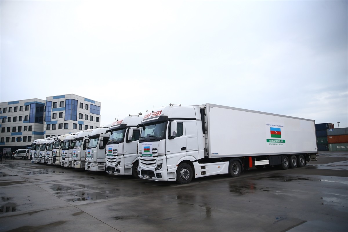 Azerbaycan, Suriye'ye 200 ton gıda malzemelerinden oluşan insani yardım gönderdi. Başkent Bakü'den...