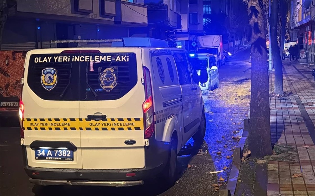 Bağcılar'da, motosikletli 2 şüphelinin silahla ateş ettiği 2 kişi yaralandı. İhbar üzerine bölgeye...