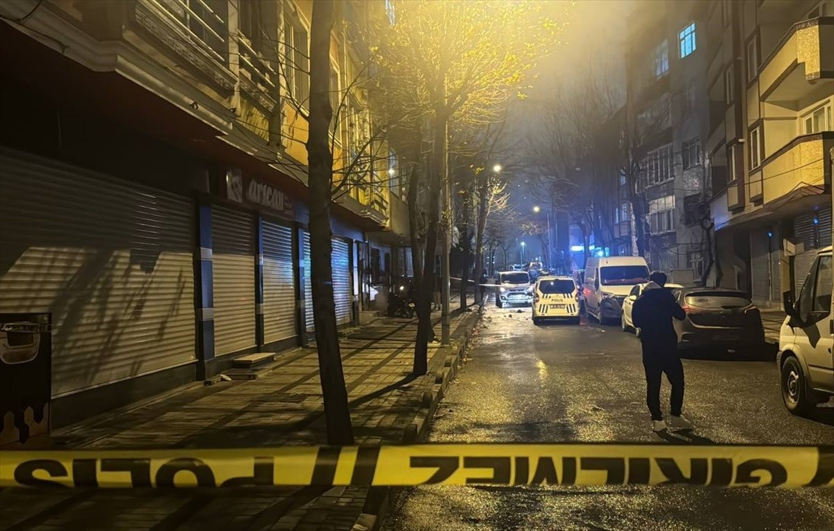 Bağcılar'da, motosikletli 2 şüphelinin silahla ateş ettiği 2 kişi yaralandı. İhbar üzerine bölgeye...