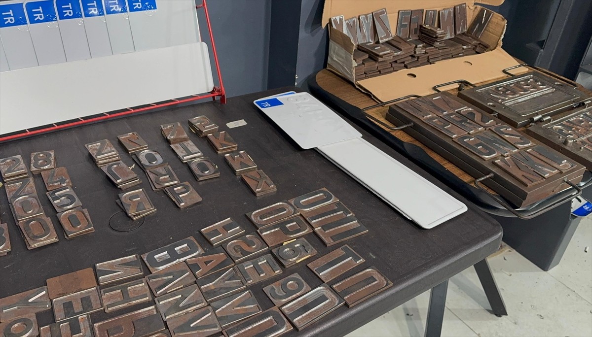 Bağcılar ve Gaziosmanpaşa'daki iki iş yerine düzenlenen operasyonda, sahte araç plakası baktıkları...