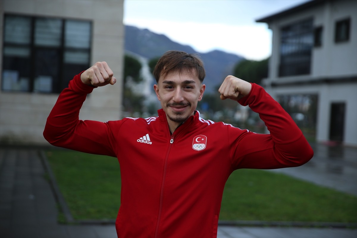 Bahreyn'de yapılan Dünya Halter Şampiyonası'nda bronz madalya kazanan Ordulu milli sporcu Yusuf...