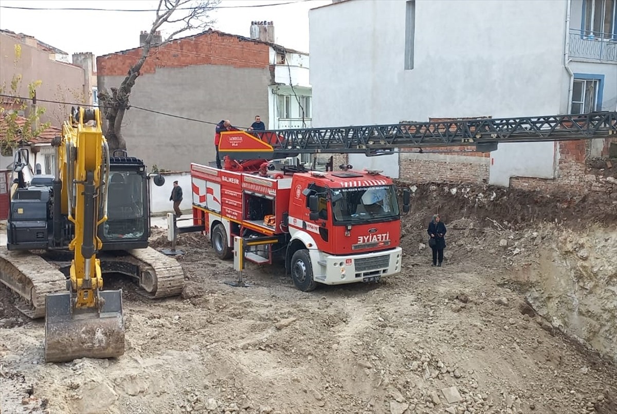 Balıkesir'de bir inşaatın temel kazısı sırasında yandaki apartmanın girişinin bulunduğu alanın...