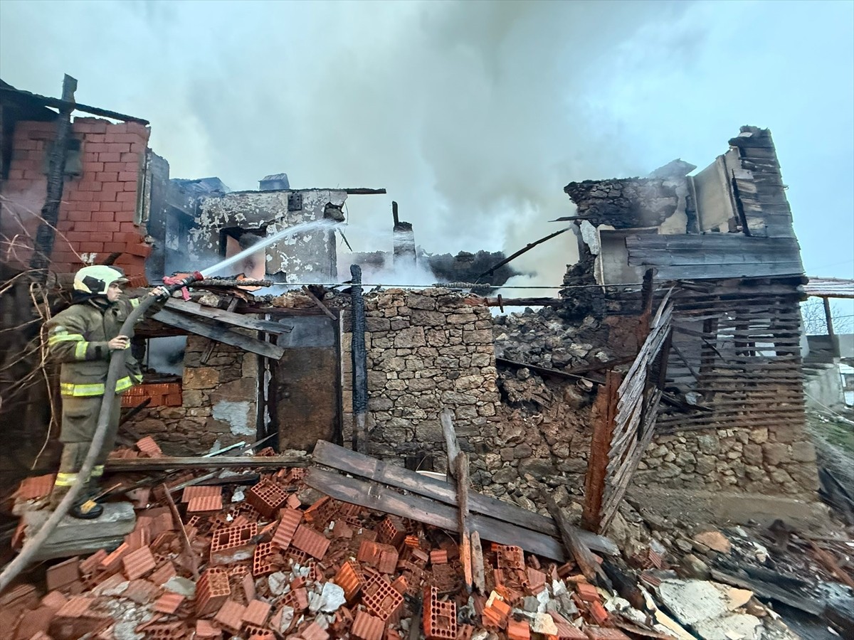 Balıkesir'in Bigadiç ilçesinde 5 evde hasara neden olan yangın söndürüldü.