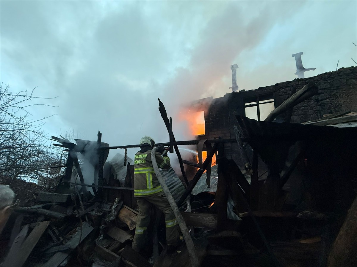 Balıkesir'in Bigadiç ilçesinde 5 evde hasara neden olan yangın söndürüldü.