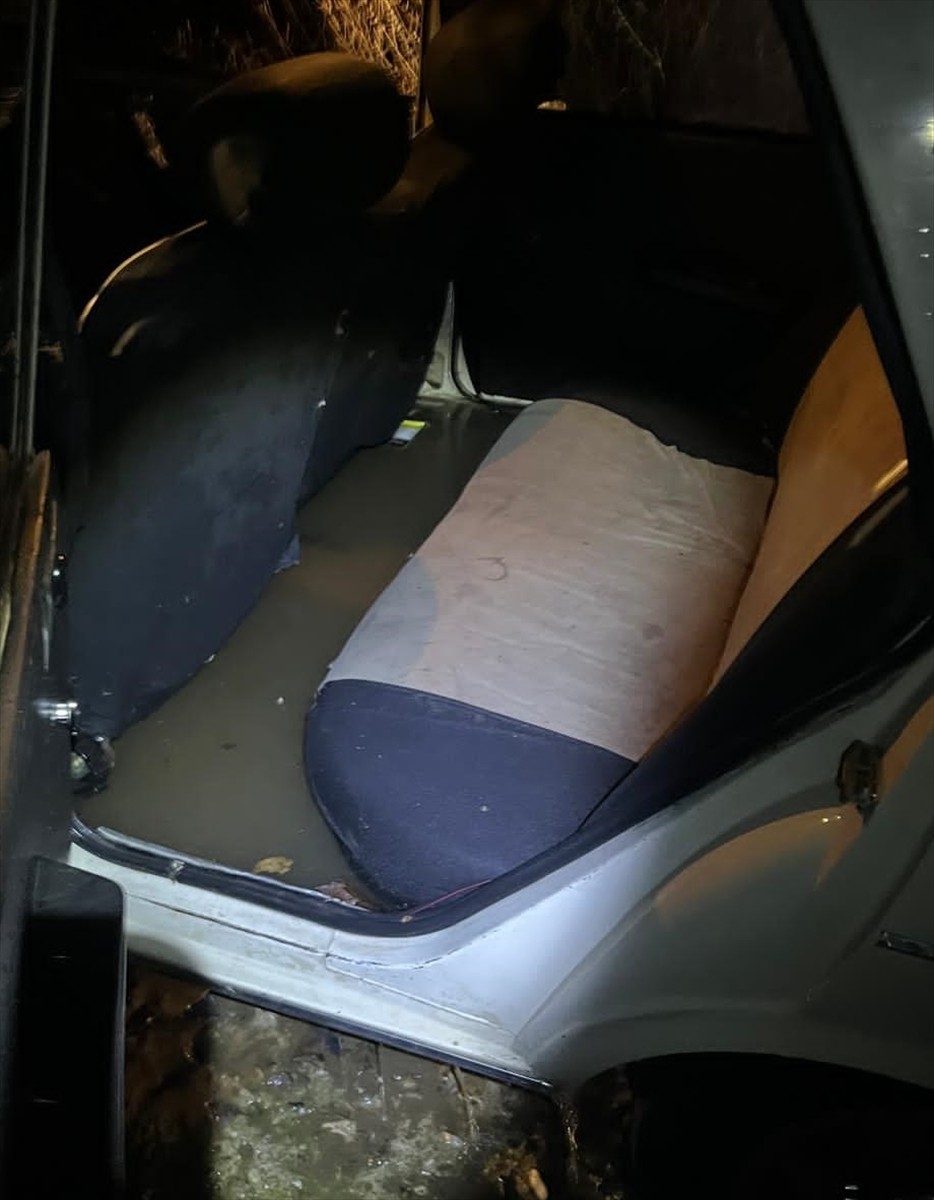 Balıkesir'in Sındırgı ilçesinde yoğun yağış nedeniyle debisi yükselen Cüneyt Çayı'nda akıntıya...