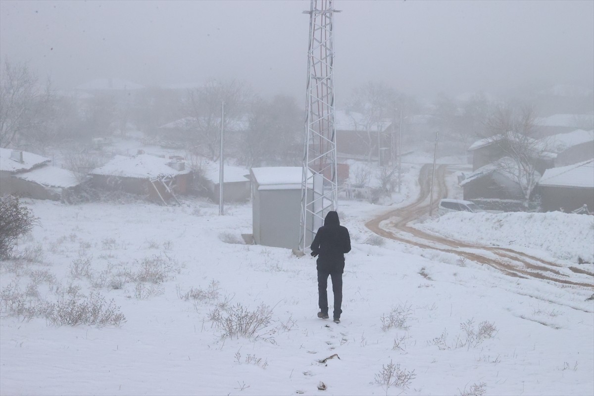  Balkanlardan gelen soğuk ve yağışlı havanın etkisine giren Edirne'de yüksek bölgelerde kar yağışı...